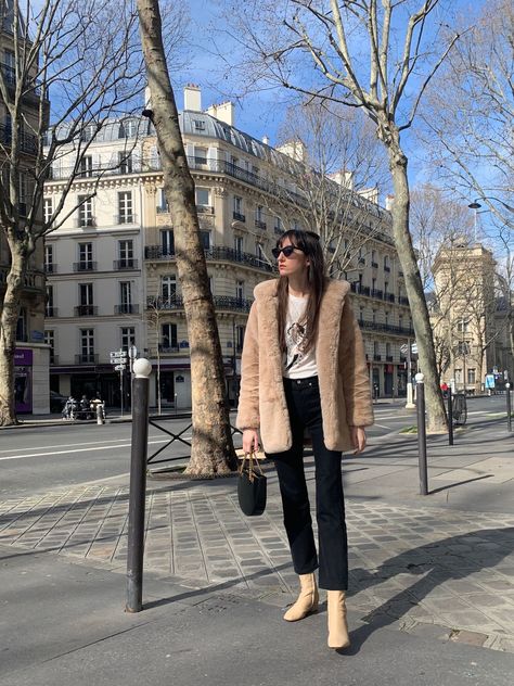 Apparis faux fur beige coat, vintage Levi's 501 black jeans, Rouje beige leather boots and black cat eye sunglasses Paris Street Style Winter, French Winter Outfits, French Train, Beige Fur Coat, Paris Fits, Beige Faux Fur Coat, Parisian Winter, Paris Ootd, Parisian Outfits