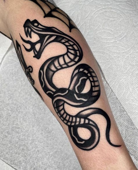 Cute Traditional Tattoos For Women, Tattoos Inspired By Books, Tattoos Abstract, Traditional Snake Tattoo, Traditional Hand Tattoo, Tato Tradisional, Traditional Black Tattoo, Cobra Tattoo, Tattoo 2024