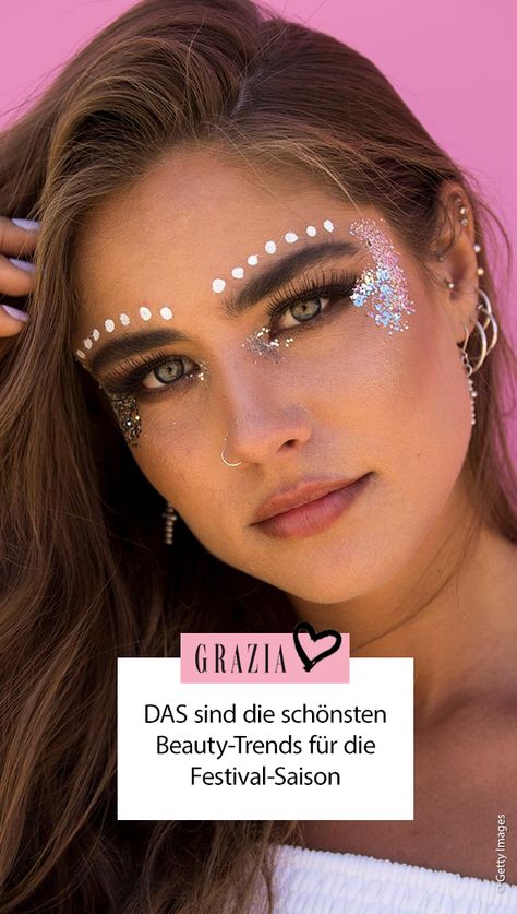 Du hast schon richtig Lust auf das nächste Festival? Dann dürfen dir diese Beauty-Trends keinesfalls entgehen 💄 #grazia #grazia_magazin #festival #festivals #beauty #makeup #trend #beautytrend #season #saison #trend #party #musik #lifestyle #glitter #glitzer Glitter Bar, Festival Make Up, Stevia Plant, Magnesium Carbonate, Rave Makeup, Gourmet Vegan, Holi Festival, Festival Style, Festival Makeup