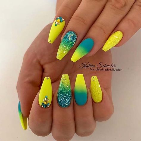 Neon Yellow Nails, Unghie Sfumate, Yellow Nail Art, Yellow Nails Design, Painted Nails, Nails Design With Rhinestones, Work Nails, Neon Nails, Hair Nails