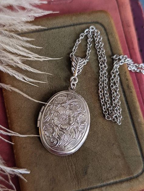 Silver Locket, Embossed Floral Locket, Long Chain Necklace, Vintage Style, Designer Locket, Wife Anniversary Gift, Mothers Day Gift by PapillionEra on Etsy Bridal Brooch Bouquet, Cardboard Jewelry Boxes, Oval Locket, Silver Locket, Vintage Inspired Jewelry, Beautiful Gift Wrapping, Long Chain Necklace, Photo Locket, Silver Lockets