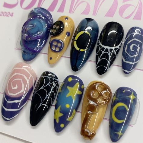 Creative Fall Nails, Halloween Nails Coraline, Halloween Gel X Nails, Coraline Themed Nails, Goosebumps Nails, Snoopy Halloween Nails, Avant Garde Nails, Labyrinth Nails, Fnaf Nail Art