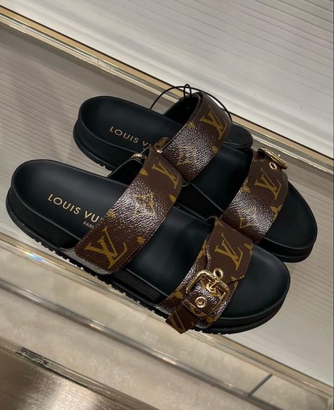 Lv Slides, Louis Vuitton Slides, Trendy Purses, Fashion Shoes Heels, Cute Shoes Heels, Cute Couple Outfits, Shoes Outfit Fashion, Lv Shoes, Beautiful Sandals