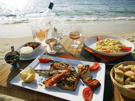 Ahhhh... the perfect beach BBQ / picnic #SunSandSea Beach Barbeque, Puerto Vallarta Beach, Fiesta Dip, Bucerias Mexico, Mexico Luxury, Wine And Food Festival, South Beach Diet, Beach Bbq, Busy Street