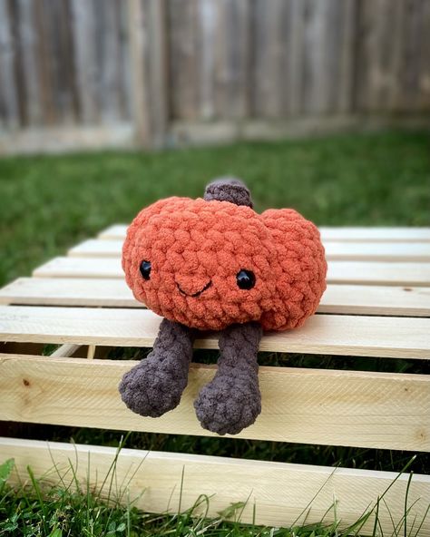 Pumpkin buddy! 🎃🧶 It’s Friday the 13th!! 👻 I thought today would be the perfect day to finally give this cutie its own dedicated post 🫶 Thank you so much to everyone who has participated in the Halloween Market Prep CAL, it has been so awesome seeing all your adorable pumpkins! 🥰 If you weren’t able to participate, you can get the pattern on my Etsy and @ribblr_it 💗 Pattern by me! #creationsbyalyssa #crochet #crochetersofinstagram #crochetjellycat #crochetpumpkin #halloweencrochet #fallcro... Crochet Pour Halloween, Crochet Mignon, Confection Au Crochet, How To Make Pumpkin, Plushie Patterns, Crochet Business, Kawaii Crochet, Crochet Design Pattern, Crochet Fall