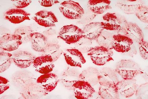 Kisses Background, Iphone 17, Lip Lock, Red And White Wallpaper, Wallpaper Paper, Wallpaper Laptop, Paper Heart, Red Lipstick, White Wallpaper