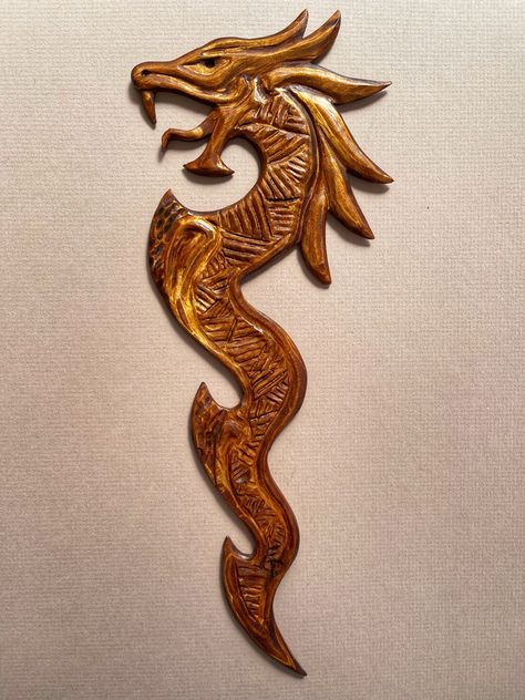 Dragon Knife, Polymer Clay Dragon, Wood Art Projects, Dremel Wood Carving, Clay Dragon, Woodworking Patterns, Chainsaw Carving, Carved Furniture, Wood Carving Designs