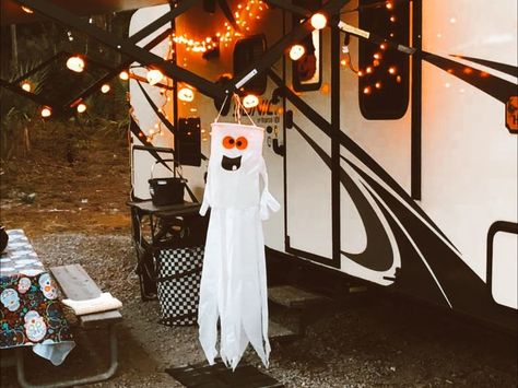 Halloween decorations outside an RV Rv Halloween, Campsite Decorating, Halloween Destinations, Caravan Holiday, Camper Life, Halloween Inspiration, Halloween Spirit, Spirit Halloween, Halloween Decor