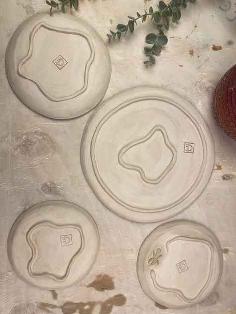 Ceramic Closed Form, Ceramic Feet For Bowls, Slab Plates Ceramics, Clay Forms, Handmade Ceramic Plates, Ceramics Plates, Handmade Pottery Plates, Handmade Ceramics Plates, Clay Sculpting