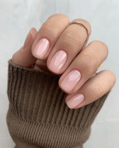 Trendy Lip Gloss, Lip Gloss Nails, Gloss Nails, Chic Manicure, Chic Nail Designs, New Nail Trends, Pink Nail Colors, Ombre Nail Designs, Girls Nails