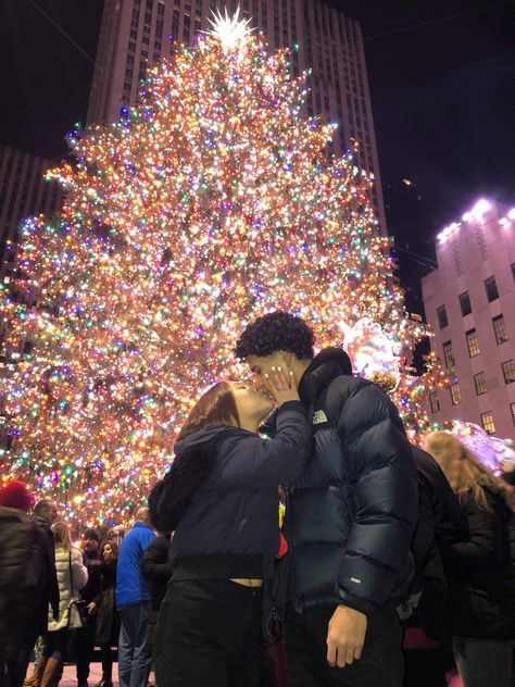 Double Date Christmas Pictures, Rockefeller Center Christmas Couples, Christmas Bed Photoshoot Couple, Christmas In Nyc Aesthetic Couple, Christmas With Girlfriend, Date Ideas Aesthetic Winter, Christmas With A Boyfriend, Christmas Lights With Boyfriend, Christmas Couple Dates