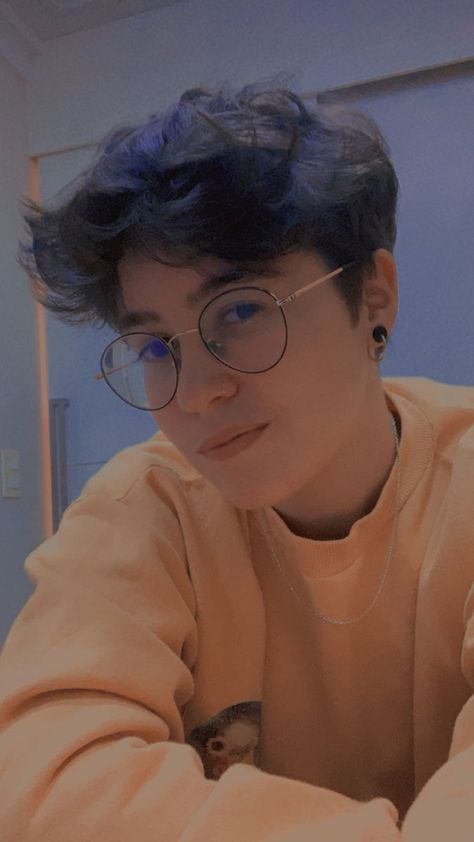 Short Hair For Masculine Women, Short Fluffy Hair Round Face, Masc Pixie Cut, Masc Lesbian Haircut Short, Tomboy Pixie Haircut, Short Hairstyles Nonbinary, Short Ftm Haircuts, Tomboy Haircut Round Face, Trans Haircut Ftm Round Face