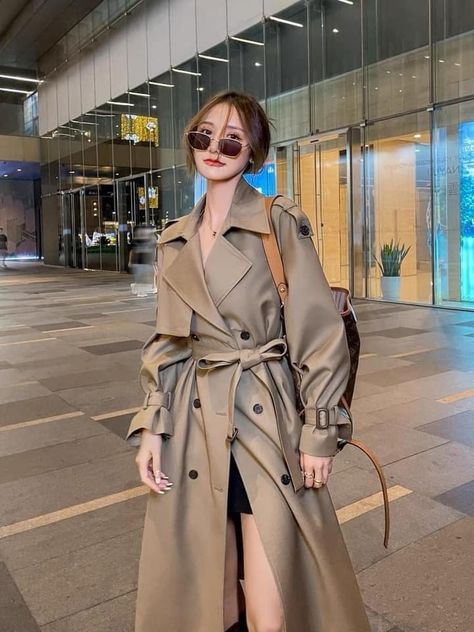 Korean Coat Outfits, Trenchcoat Dress, Khaki Trench Coat, Retro Mode, Coat Outfits, 60s Fashion, 가을 패션, Korean Outfits, Fesyen Wanita