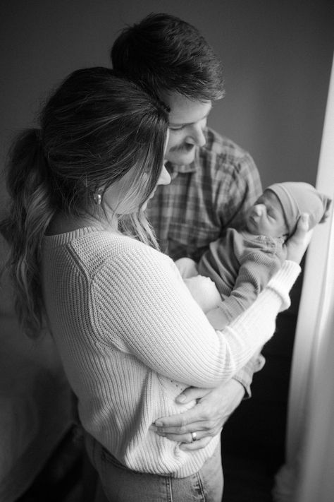 Family Pic With Newborn, 2 Month Family Photos, Newborn Family Photos Casual, Couple Newborn Photography, Newborn Casual Photos, Newborn Photoshoot Ideas With Parents, New Family Photoshoot At Home, Infant Family Pictures At Home, Family Of 3 Newborn Pictures