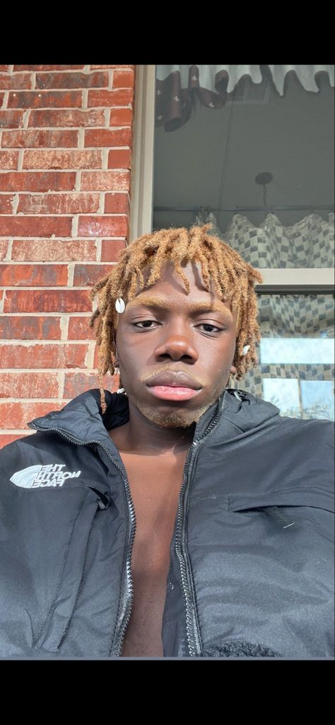 Bleached locs on a darkskin masc/man Bleached Locs, Black Locs, Loc Colors, Dyed Locs, Bleached Eyebrows, Dark Skin Men, Bleach Dye, Hair Dye Colors, Hair Colors