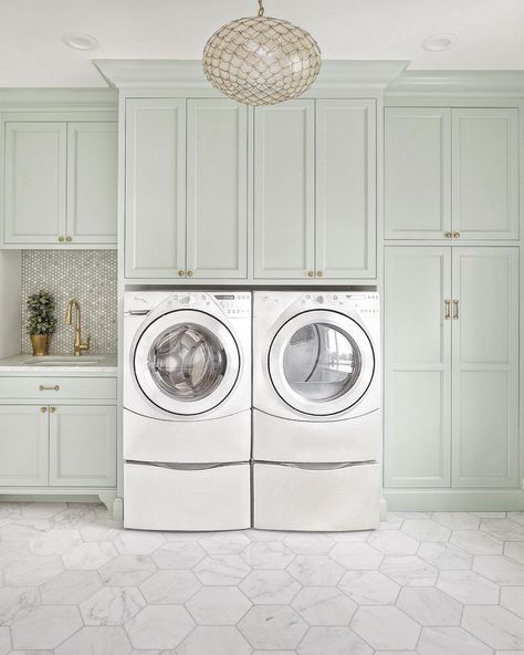 10 Hardworking Rooms Designed by The Fox Group - Design Chic Laundry Room Storage Shelves, Green Laundry, Small Laundry Room Organization, Room Storage Diy, Laundry Room Layouts, Farmhouse Laundry, Laundry Room Ideas, Farmhouse Laundry Room, Laundry Room Cabinets