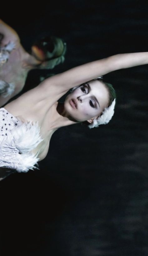 Black Swan Wallpaper, Natalie Portman Black Swan, Black Swan Movie, Swan Wallpaper, Swan Queen, Header Image, White Swan, Night Art, Tumblr Wallpaper