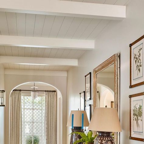 Palmer Weiss on Instagram: "Just a little back house hall with some of my favorite lamps I’ve ever found. . 📸 @francescolagnese 🪄 @howardwchristian #palmerweissinteriordesign #hallwaydecor #hallwayinspo #highlandpark" Palmer Weiss, Back House, Foyer Entryway, Highland Park, Hallway Decorating, Living Rooms, Hallway, Lamps, My Favorite