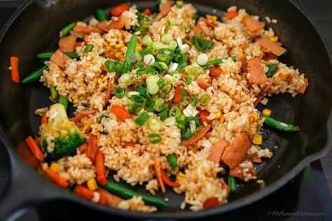 How to Make Easy Fried Rice - My Korean Kitchen Korean Fried Rice, Bacon Fried Rice Recipe, My Korean Kitchen, Cooking Fried Rice, Easy Fried Rice, Fried Rice Recipe Easy, Korean Kitchen, Cooking Rice, Skillet Dinners