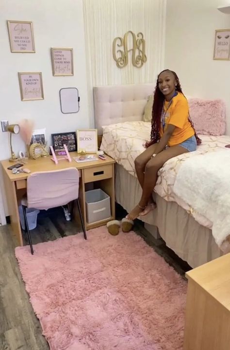 Hbcu Dorm, Girls College Dorm Room Ideas, Single Dorm Room, Luxury Dorm Room, Dorm Room Themes, Pretty Dorm Room, Dorm Room Inspo, Dorms Decor, Bed Inspo