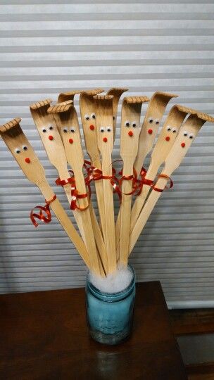 DIY reindeer back scratchers. Stocking stuffer. Back Scratcher Gift Ideas, Diy Reindeer, Fun Holidays, Diy Stocking Stuffers, Gag Gifts Christmas, Back Scratchers, Back Scratcher, Fabric Flower Brooch, Clothespin Dolls