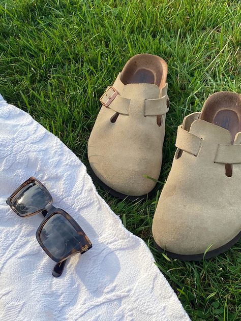 Birkenstock Fit, Boston Birks, Christmas List Inspo, Birkenstock Boston Outfit, Boston Outfits, Trendy Lifestyle, Christmas List 2022, Birkenstock Clog, Birkenstock Clogs