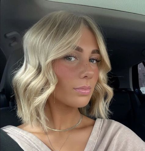 Above Shoulder Blonde Hair, Short Curled Blonde Hair, Curled Bob Hairstyle, Short Blonde Curly Hair, Curled Blonde Hair, Shoulder Length Blonde, Summer Blonde Hair, Haircut Inspo, Summer Blonde