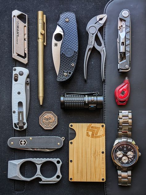 Edc Tools Gadgets, Everyday Carry Essentials Men, Gadget Gifts For Men, Everyday Carry Essentials, Everyday Carry Tools, Edc Essentials, Everyday Carry Bag, Leather Macbook Case, Edc Gadgets