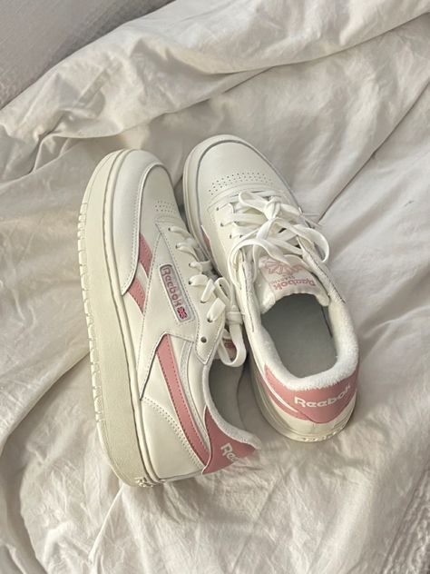 Cute Reebok Shoes, Cute Sneakers Aesthetic, Cute Trainers, White Reebok Sneakers Outfit, Downtown Girl Shoes, Girl Shoes Sneakers, Reebok White Sneakers, White Reebok, Aesthetic Girly