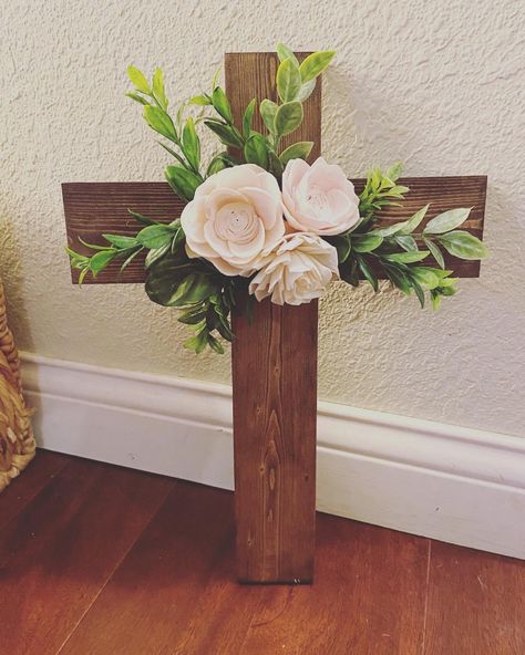 "🖐🏿Handmade Wood crosses with wood flowers ❤️ Wood flowers are made of balsa wood. Each cross made with beautiful greenery added. Choose flower colors from drop down menu.  They measure approx 11\"x 16\"  Message us for custom orders. We make our creations with reclaimed wood, all made by hand, with a lot of love. Our signs are all handlettered no vinylor stencils. Wood grains, sizes can vary a little which adds to the unique features Thank you for stopping  by our little shop. ❤️🌿" Cross Sign, Gravesite Decorations, Wood Pots, Cross Wreath, Cross Crafts, Flower Colors, Cross Wall Decor, Cemetery Flowers, Balsa Wood