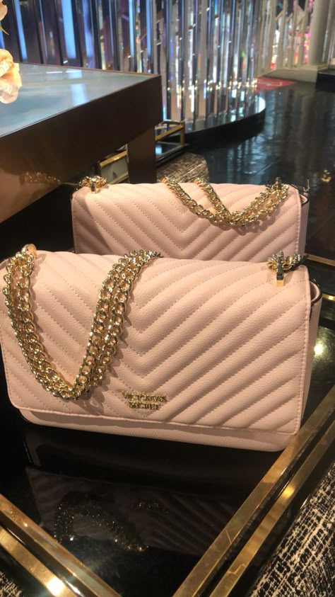 Vs Purse, Estilo Blair Waldorf, Purse Aesthetic, Luxury Bags Collection, Aesthetic Bags, Handbag Essentials, Victoria Secret Pink Bags, Girly Bags, Luxury Purses