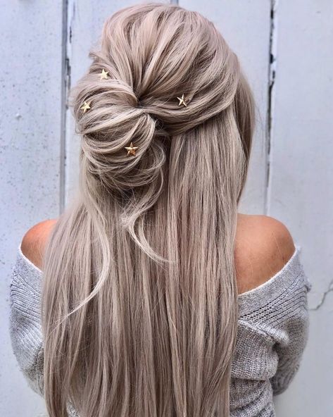 Cute Messy Hairstyles, Graduation Hairstyles With Cap, Straight Blonde Hair, Graduation Hairstyles, Half Up Half Down Hair, Half Up Hair, Latest Hairstyles, Half Up Half Down, Hairstyles For School