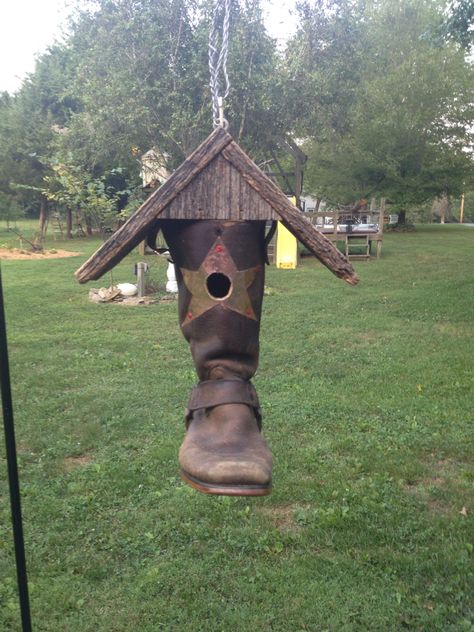 Cowboy boot birdhouse Cowboy Boot Birdhouse, Boot Birdhouse, Barnwood Art, Cool Bird Houses, Diy Birdhouse, Bird Houses Ideas Diy, Birdhouses Rustic, Bird House Feeder, Unique Bird Houses