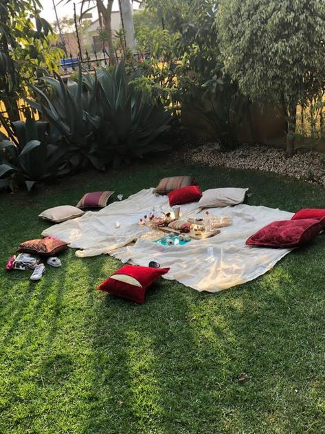 Picnic With Pillows, Backyard Picnic Aesthetic, Picnic Blanket Aesthetic, Picnic Pillows, Backyard Picnic Party, Picnic Candles, Bday Picnic, Beach Picnic Party, Sunday Picnic