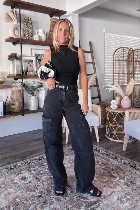 Ladies Black Cargo Pants Outfit, Dressy Black Cargo Pants Outfits, Oversized Black Cargo Pants Outfit, Black Cargo Pants Work Outfit, Cargo Pants With Belt Outfit, Black Cargo Pants Outfit Women Work, Black Denim Cargo Pants Outfit, Charcoal Cargo Pants Outfit, H&m Cargo Pants