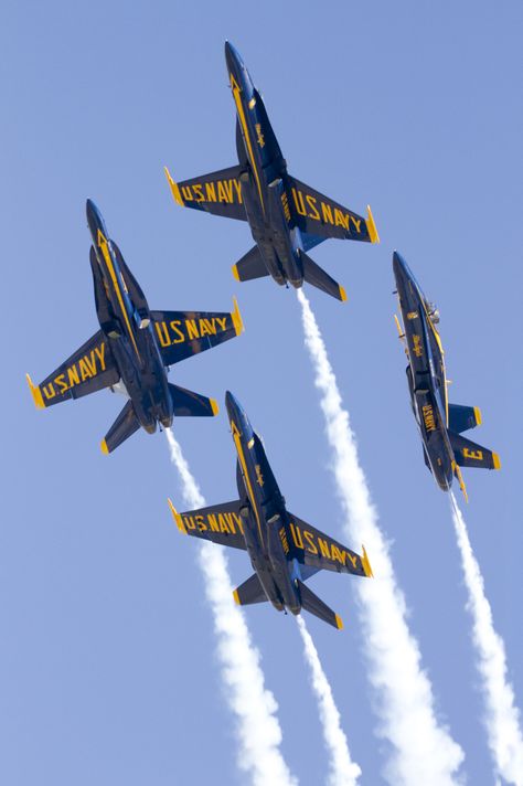 Blue Angels Blue Angels Wallpaper, Blue Angels Air Show, Blue Angles, Us Navy Blue Angels, Usaf Thunderbirds, Naval Officer, Go Navy, Air Fighter, Military Jets