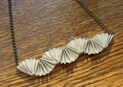 Folded Paper Necklace Diy Statement Necklace, Paper Necklace, Necklaces Diy, Paper Beads Necklace, Quilled Jewellery, Origami Jewelry, Diy Xmas Gifts, Folded Paper, Paper Ring