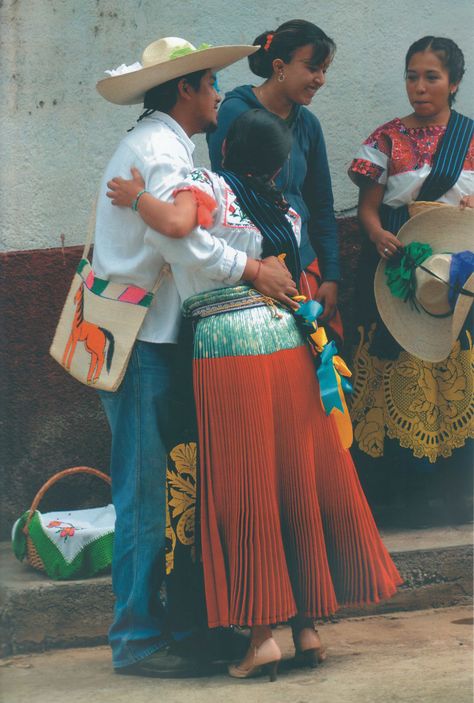 NOVIOS PURHEPECHAS. Mexican Aesthetic, Fabric Study, Mexico People, Mexican Folklore, Mexico Culture, Model Reference, Unique Faces, Photography Classes, Mexican Culture