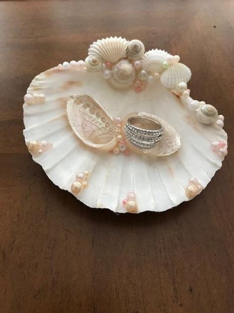 Shell Ring Bearer, Decorated Shells, Shell Ring Holder, Painting Shells, Shell Gifts, Scallop Shell Craft, Beach Wedding Tropical, Sea Things, Seashell Art Diy