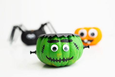 Frankenstein Halloween Decorations, Mini Pumpkin Painting, Campground Crafts, Easy Diy Decorations, Frankenstein Pumpkin, Halloween Craft Activities, Pumpkin Painted, Spooky Halloween Crafts, Holidays Crafts