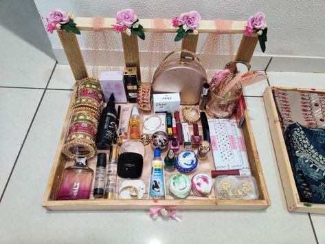 Shadi Decoration Items, Cosmetic Decoration Ideas, Cosmetic Tray Decoration, Shagun Tray Decoration, Cosmetic Tray Decoration For Wedding, Makeup Kit Decoration For Wedding, Wedding Trey Ideas, Engagement Gifts Decoration Ideas, Wooden Trays Decoration