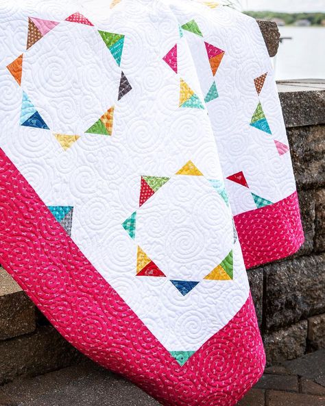 Pecking order quilt by MSQ Block Quilt Ideas, Missouri Quilt Tutorials, Missouri Star Quilt Company Tutorials, Missouri Star Quilt Tutorials, Missouri Quilt, Pecking Order, Charm Pack Quilts, Missouri Star Quilt Company, Block Quilt