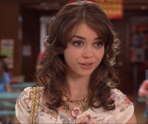 Geek Charming fashion movie Sarah Hyland Geek Charming, Geek Charming Aesthetic, Geek Charming Dylan, Dylan Schoenfield, Hailey Modern Family, Hailey Dunphy, Sara Hyland, Sarah Hyland Hair, Haley Modern Family