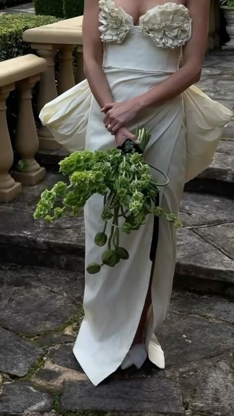 A moment for the bouquet, a moment for this incredible couple 💚 | Instagram Modern Wedding Flower Bouquet, Untraditional Wedding Bouquet, Unique Bouquet Wedding, Petite Bouquet, Unique Bridal Bouquets, Modern Wedding Bouquets, Unique Wedding Bouquet, Modern Wedding Flowers, Green Bouquet