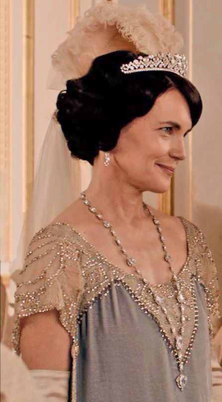 Lady Grantham presents Rose at Court season IV Downton Abbey Cora, Downtown Abbey Fashion, Lady Grantham, Gatsby Glam, Downton Abbey Costumes, Downton Abbey Cast, Downton Abbey Dresses, Elizabeth Mcgovern, Downton Abbey Fashion