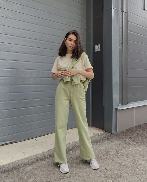 Outfit Celana Hijau, Sage Green Outfit Ideas, Green Aesthetic Outfits, Green Monochromatic Outfit, Kulot Outfit, Like Aesthetic, Korean Pants, Blazer Outfits Casual, Monochromatic Outfit