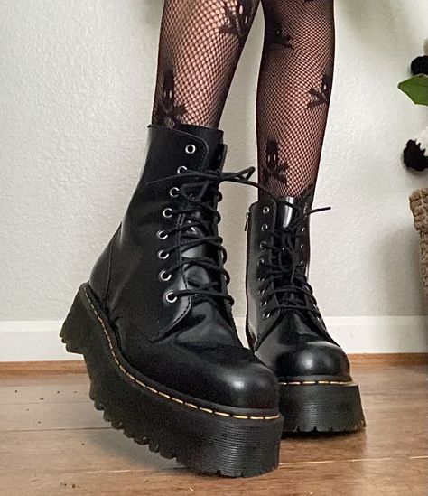 Edgy Shoes Aesthetic, Alt Shoes Aesthetic, Aethstetic Shoes, Docmart Boots, Παπούτσια Nike Free, Alt Shoes, Doc Martens Boots, Shoe Inspo, Aesthetic Shoes