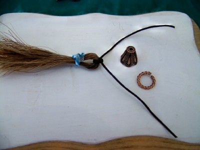 Horse Hair Tassels Diy, Things To Make With Horse Hair, Diy Horse Hair Keychain, Horse Hair Keychain Diy, Horse Hair Crafts, Horse Necklace Diy, Horse Jewelry Diy, Horsehair Bracelet, Horse Hair Braiding