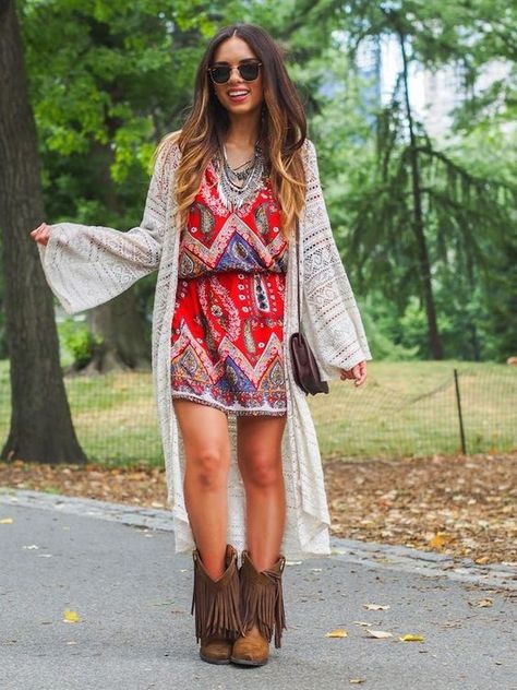 With fringe boots, there’s just one rule: DO NOT OVERDO. As the boots alone are flamboyant enough, the trick is to wear them with simple and basic outfits and accessories. Spring Outfits Boho, Bohemian Pictures, Pregnant Outfit, Boho Fall Outfits, Bohemian Chic Outfits, Pictures Background, Bohemian Outfit, Luxury Boho, Natural Bohemian