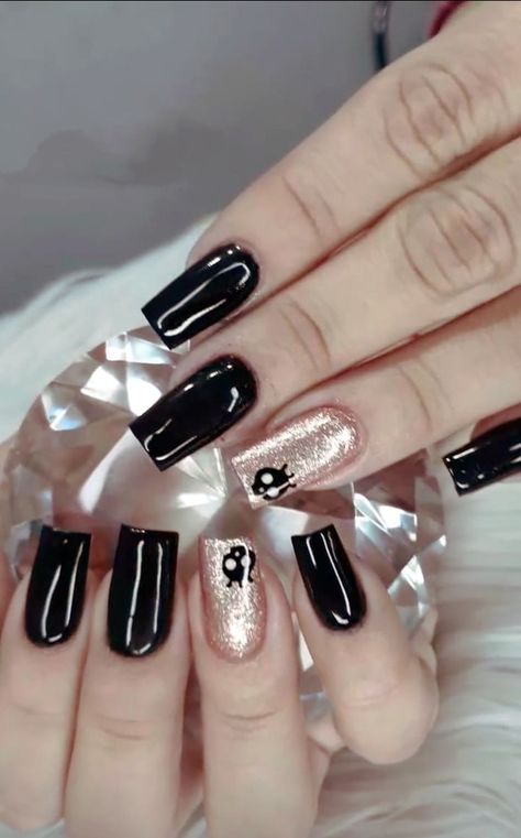 Rose Gold And Black Nails, Black And Rose Gold Nails, Gold And Black Nails, New Year Nails, Black And Rose Gold, Rose Gold Nails, New Year's Nails, Gold Nails, Black Nails